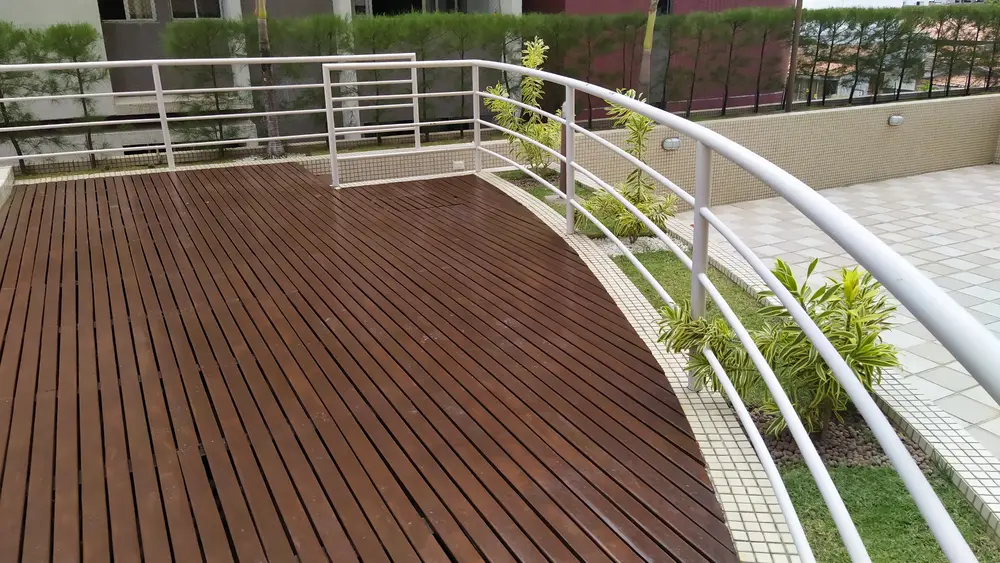 Deck de piscina reformado